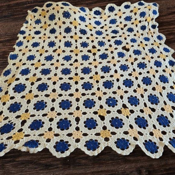 Vintage Hand-Crocheted Tablecloth Off-White Blue & Yellow Country Cottagecore - Picture 6 of 6